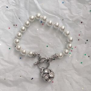 Elegant Pearl Bracelet with Silver Accents